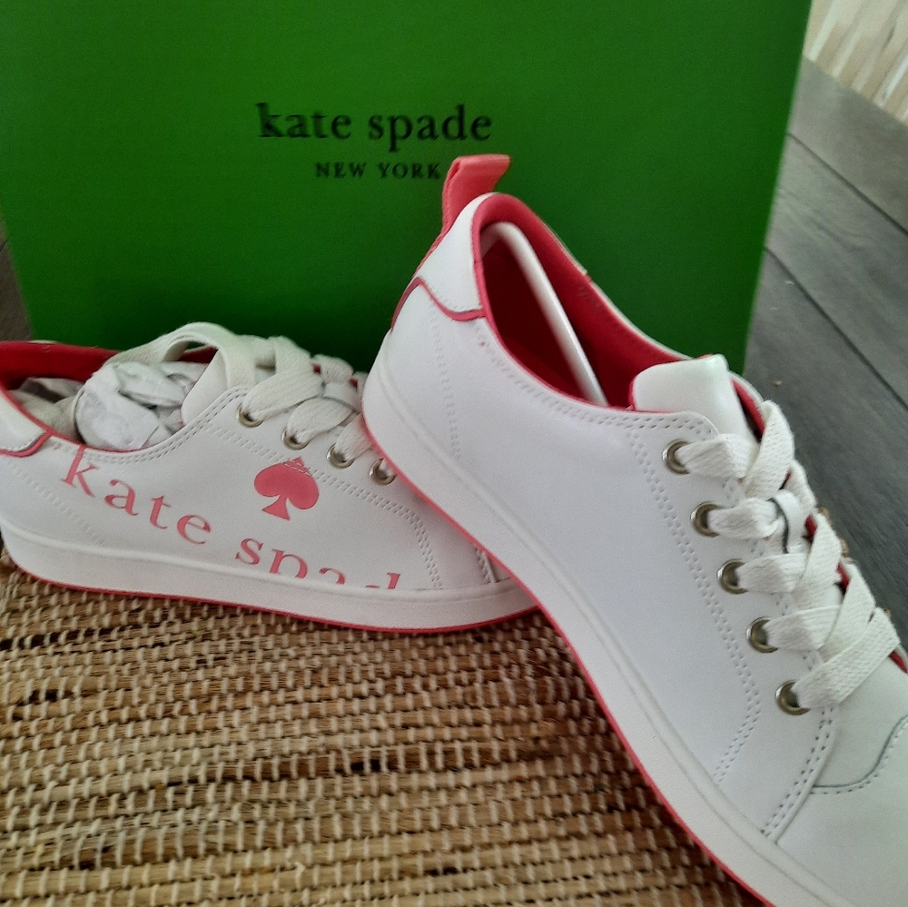 Tennis shoes